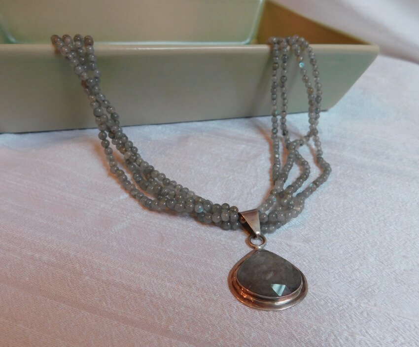 Collar de Labradorita