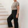 Mujer vistiendo blusa de lino taupe y pantalon elegante de lino negro estilo slow fashion