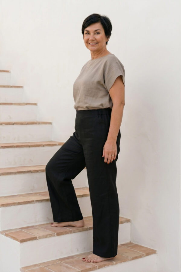 Mujer vistiendo blusa de lino taupe y pantalon elegante de lino negro estilo slow fashion