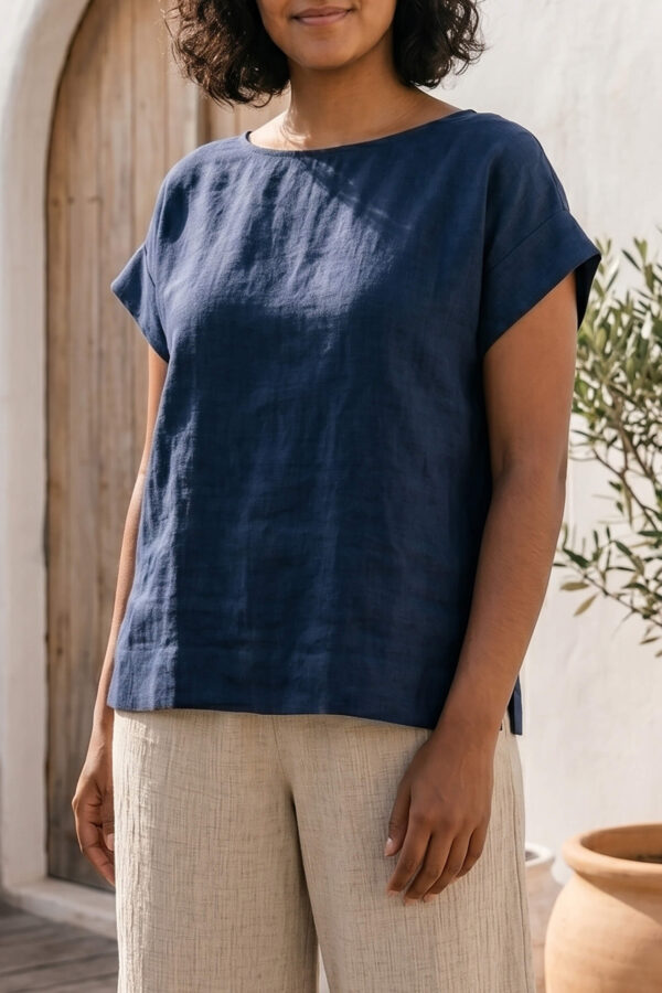 Mujer vistiendo blusa de lino azul marino y pantalon de lino avena estilo slow living