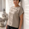 Mujer vistiendo blusa de lino taupe y pantalon elegante de lino negro estilo slow fashion