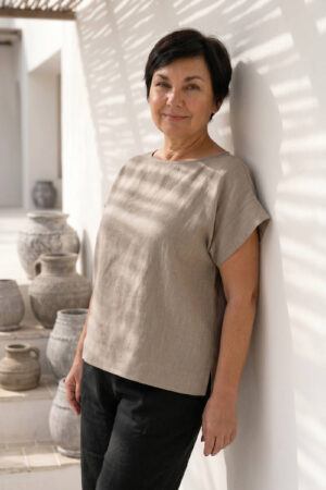 Mujer vistiendo blusa de lino taupe y pantalon elegante de lino negro estilo slow fashion