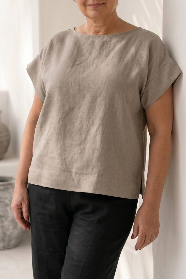Mujer vistiendo blusa de lino taupe y pantalon elegante de lino negro estilo slow fashion