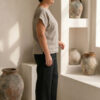 Mujer vistiendo blusa de lino taupe y pantalon elegante de lino negro estilo slow fashion