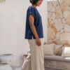 Mujer vistiendo blusa de lino azul marino y pantalon de lino avena estilo slow living