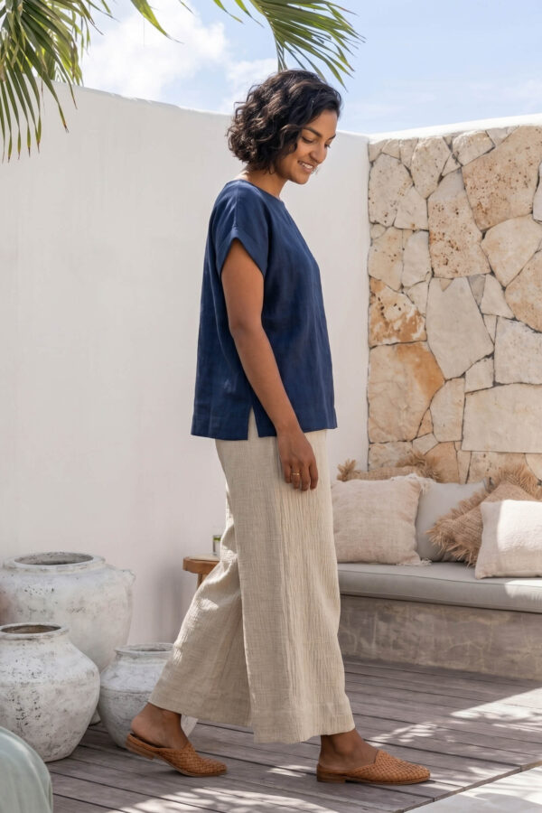 Mujer vistiendo blusa de lino azul marino y pantalon de lino avena estilo slow living