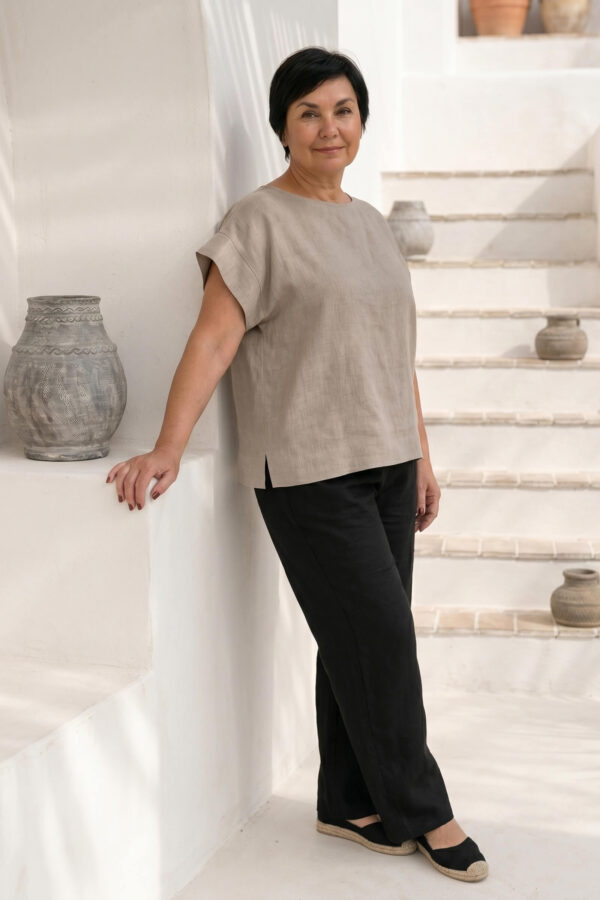 Mujer vistiendo blusa de lino taupe y pantalon elegante de lino negro estilo slow fashion
