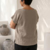 Mujer vistiendo blusa de lino taupe y pantalon elegante de lino negro estilo slow fashion