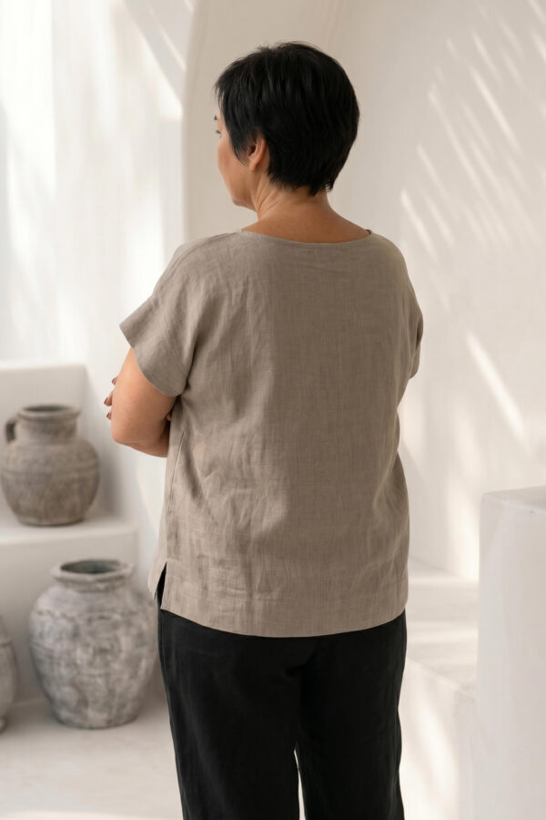 Mujer vistiendo blusa de lino taupe y pantalon elegante de lino negro estilo slow fashion