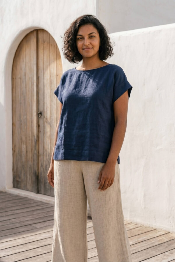 Mujer vistiendo blusa de lino azul marino y pantalon de lino avena estilo slow living