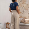 Mujer vistiendo blusa de lino azul marino y pantalon de lino avena estilo slow living