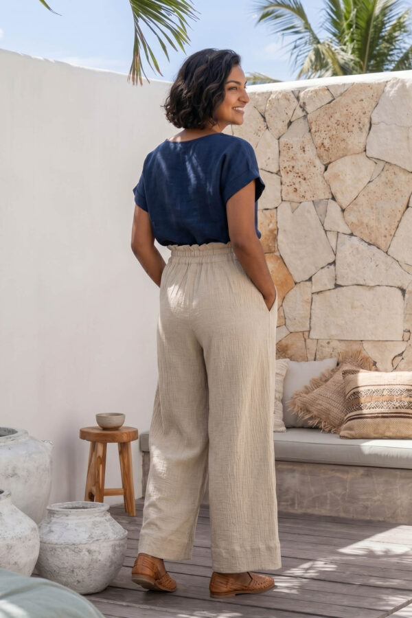 Mujer vistiendo blusa de lino azul marino y pantalon de lino avena estilo slow living