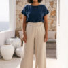 Mujer vistiendo blusa de lino azul marino y pantalon de lino avena estilo slow living