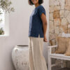Mujer vistiendo blusa de lino azul marino y pantalon de lino avena estilo slow living