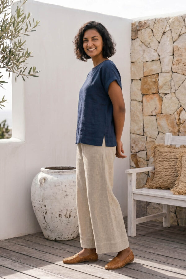 Mujer vistiendo blusa de lino azul marino y pantalon de lino avena estilo slow living