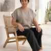 Mujer vistiendo blusa de lino taupe y pantalon elegante de lino negro estilo slow fashion