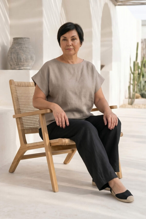 Mujer vistiendo blusa de lino taupe y pantalon elegante de lino negro estilo slow fashion