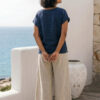 Mujer vistiendo blusa de lino azul marino y pantalon de lino avena estilo slow living