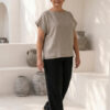Mujer vistiendo blusa de lino taupe y pantalon elegante de lino negro estilo slow fashion