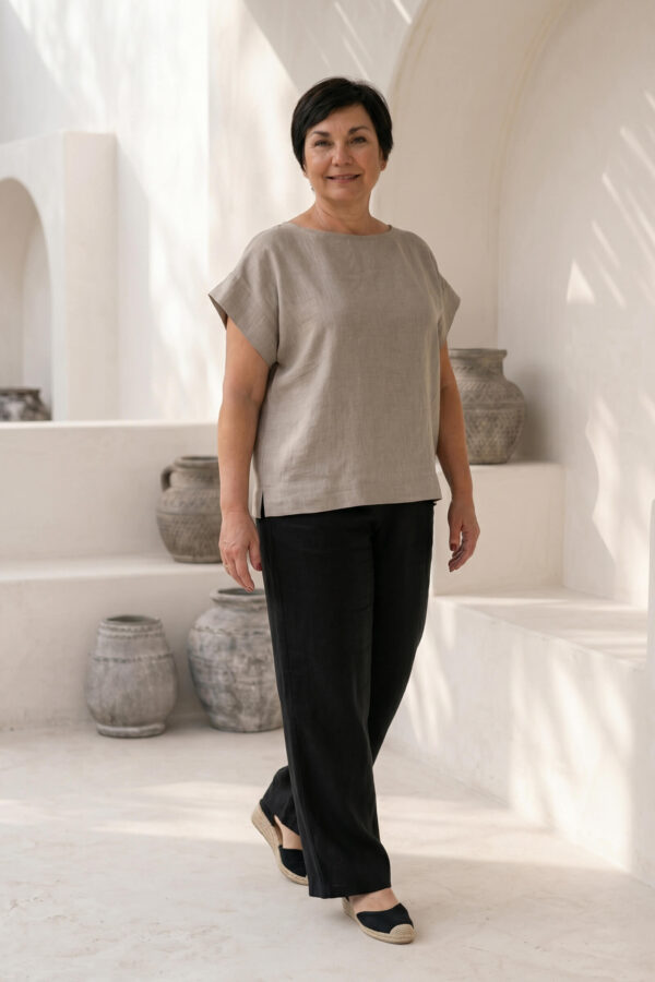 Mujer vistiendo blusa de lino taupe y pantalon elegante de lino negro estilo slow fashion