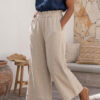 Mujer vistiendo blusa de lino azul marino y pantalon de lino avena estilo slow living