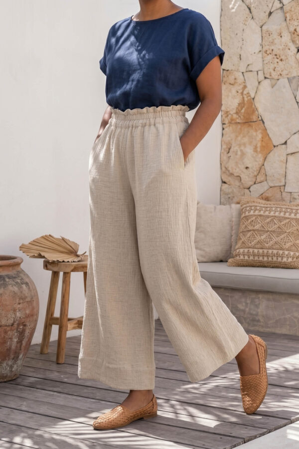 Mujer vistiendo blusa de lino azul marino y pantalon de lino avena estilo slow living