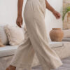 Mujer vistiendo blusa de lino azul marino y pantalon de lino avena estilo slow living