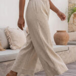 Mujer vistiendo blusa de lino azul marino y pantalon de lino avena estilo slow living