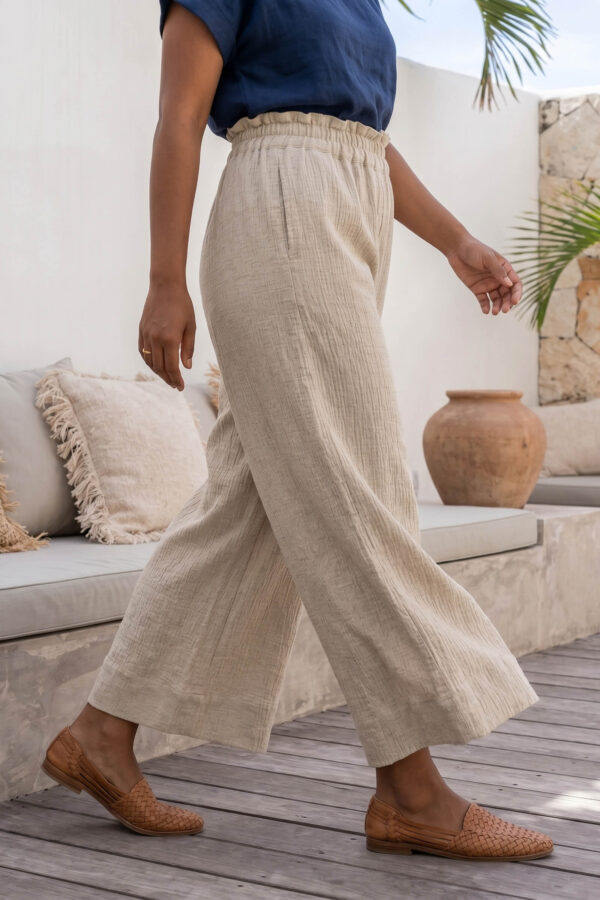 Mujer vistiendo blusa de lino azul marino y pantalon de lino avena estilo slow living