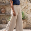 Mujer vistiendo blusa de lino azul marino y pantalon de lino avena estilo slow living