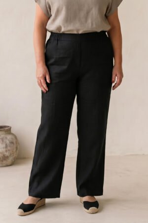 Mujer vistiendo blusa de lino taupe y pantalon elegante de lino negro estilo slow fashion