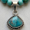 Collar artesanal de piedras naturales en turquesa y dije de plata