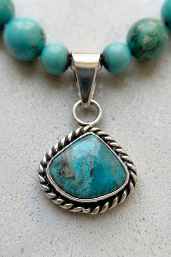 Collar artesanal de piedras naturales en turquesa y dije de plata