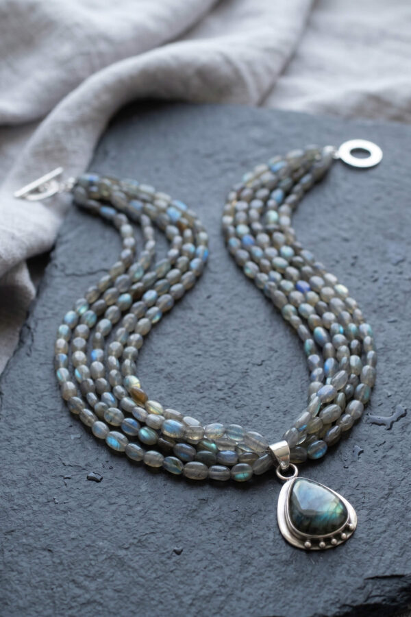 Collar artesanal de estilo elegante de piedras naturales en labradorita