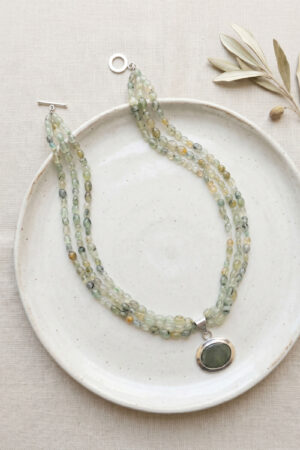 Collar artesanal de estilo natural en cuarzo rutilado