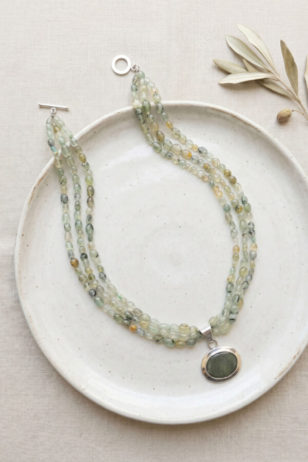 Collar artesanal de estilo natural en cuarzo rutilado