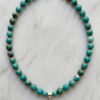 Collar artesanal de piedras naturales en turquesa y dije de plata