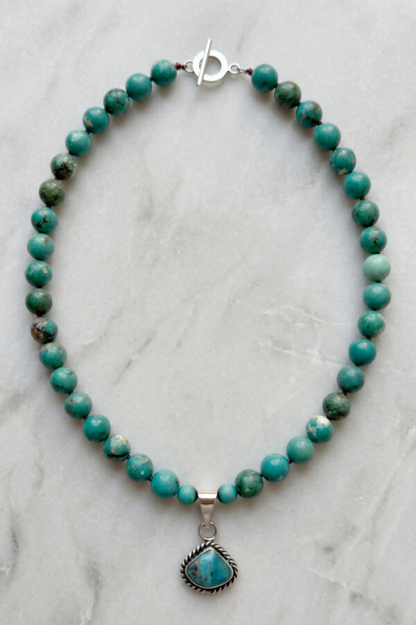 Collar artesanal de piedras naturales en turquesa y dije de plata