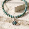 Collar artesanal de piedras naturales en turquesa y dije de plata