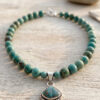 Collar artesanal de piedras naturales en turquesa y dije de plata