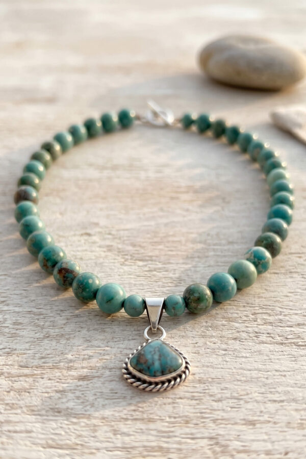 Collar artesanal de piedras naturales en turquesa y dije de plata
