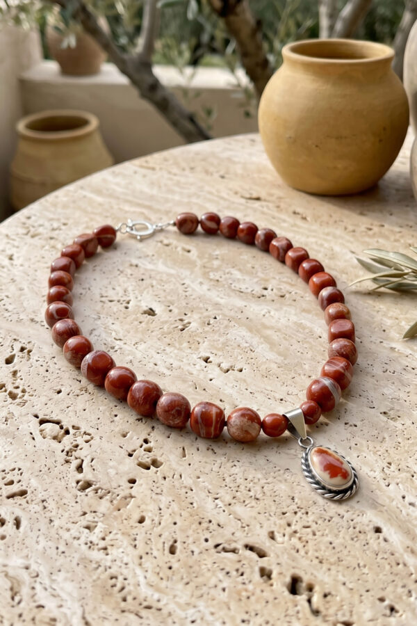Collar artesanal de piedras naturales en jaspe rojo