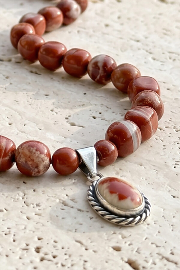 Collar artesanal de piedras naturales en jaspe rojo