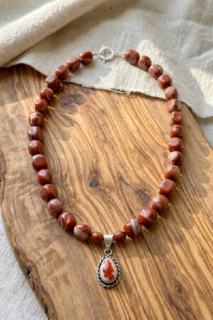 Collar artesanal de piedras naturales en jaspe rojo con dije de plata