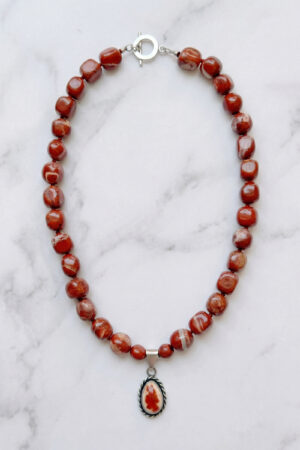 Collar artesanal de piedras naturales en jaspe rojo