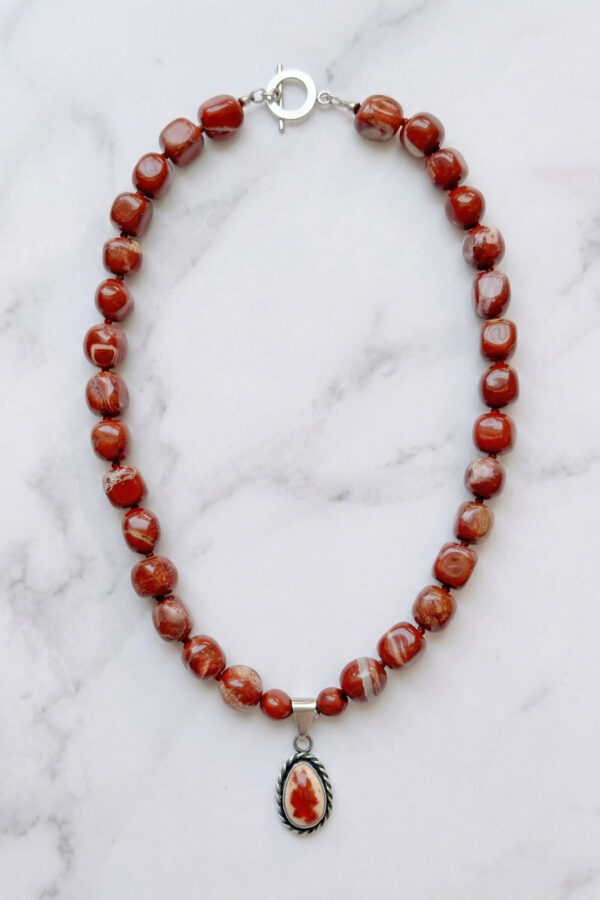 Collar artesanal de piedras naturales en jaspe rojo