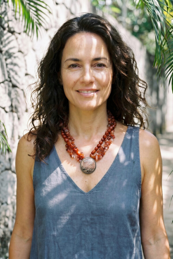 Mujer con collar artesanal rojo de estilo natural en jaspe y ágata