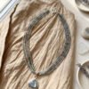 Collar artesanal con dije en plata y piedras naturales de labradorita