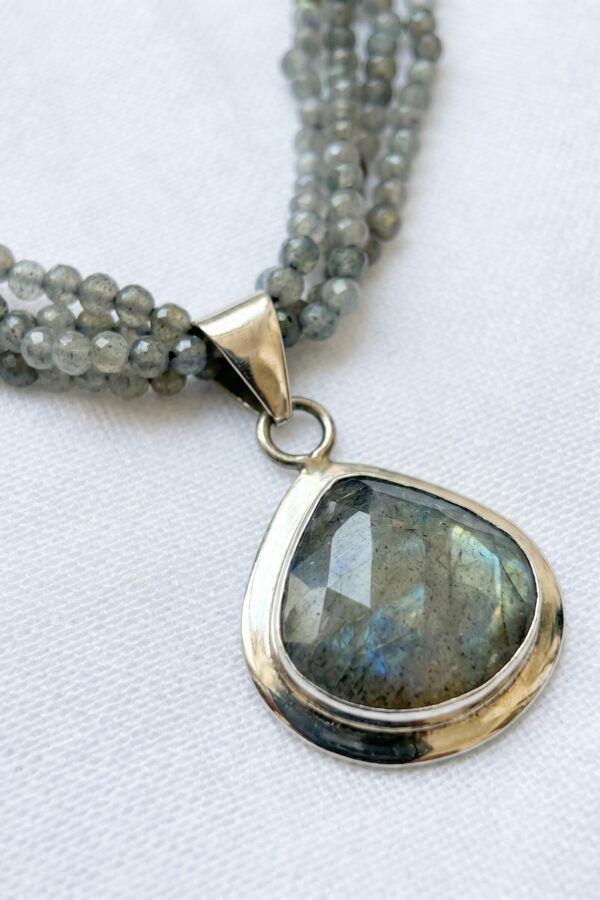 Collar artesanal con dije en plata y piedras naturales de labradorita