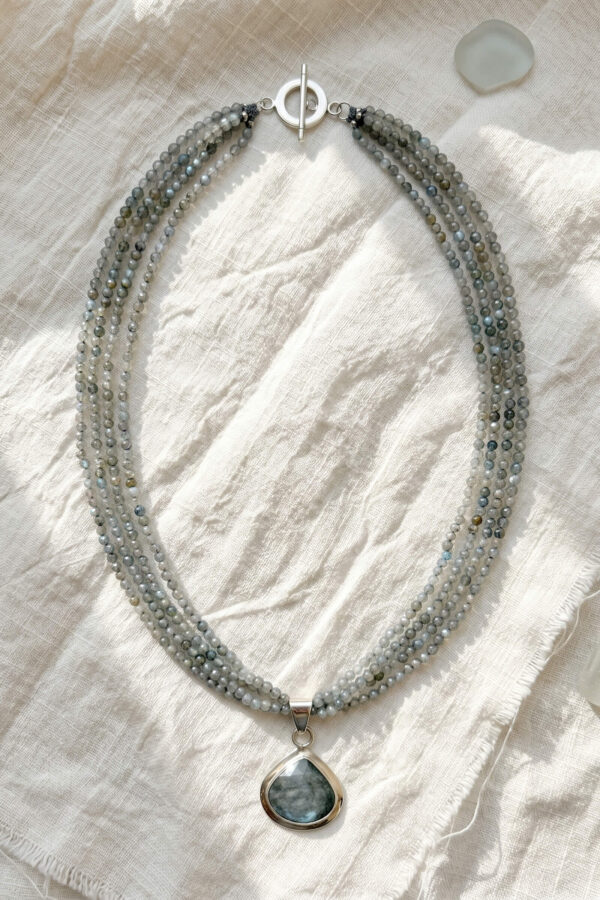 Collar artesanal con dije en plata y piedras naturales de labradorita